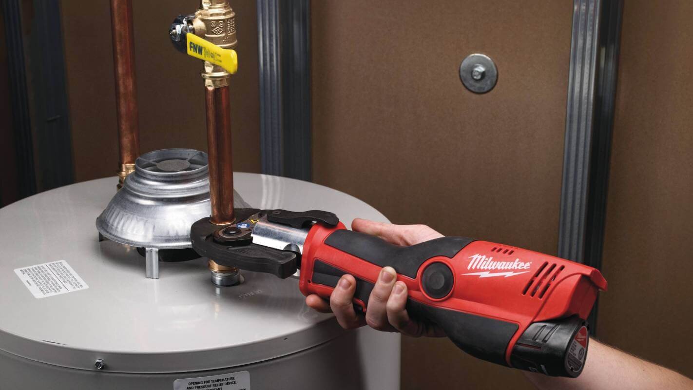 Инструмент для обжима труб гидравлический аккумуляторный MILWAUKEE M12 HPT-202C V-KIT (4933443100)
