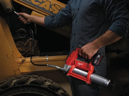 Шприц для смазки аккумуляторный MILWAUKEE M12 GG-401B (4933441675)