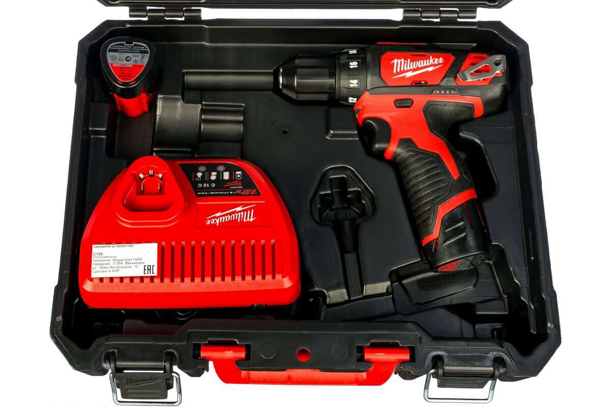 Дрель-шуруповерт MILWAUKEE M12 BDD-202C (4933441915) [12В, 2x2,0 Ач, кейс]