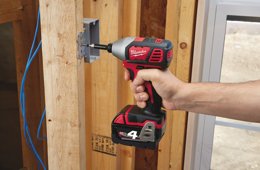 Дрель-шуруповерт импульсный Milwaukee M18 BID-402C (4933443580) [18В, 2x4,0 Ач, кейс]