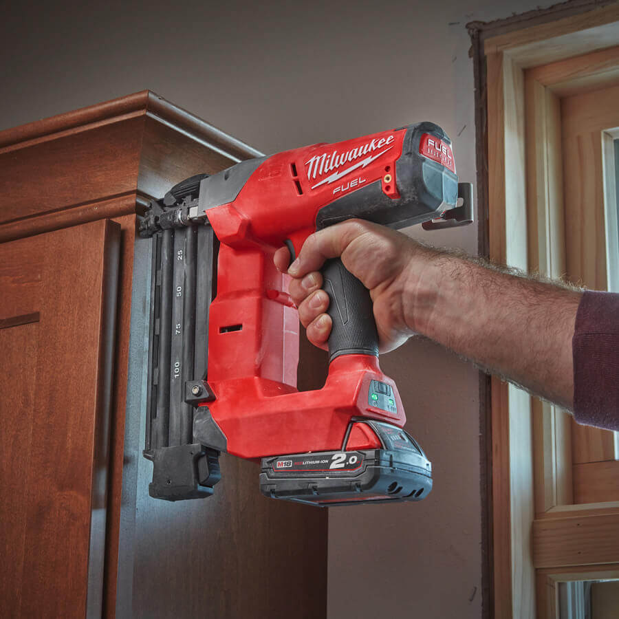 Пистолет гвоздезабивной аккумуляторный MILWAUKEE M18 FUEL CN18GS-202X (4933451573)