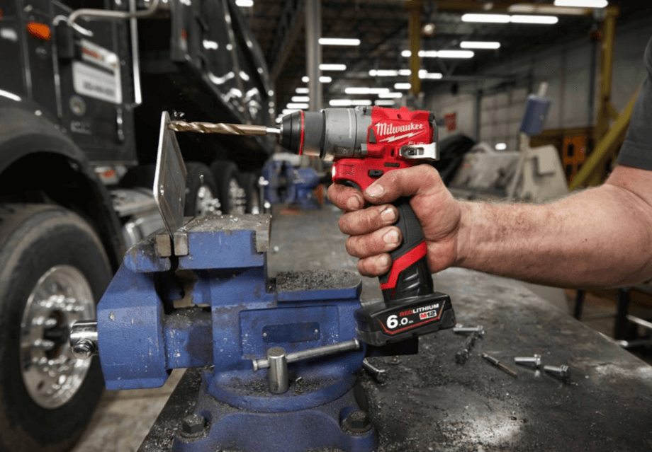 Дрель-шуруповерт MILWAUKEE M12 FDD2-202 (4933479873) [12В, 2x2,0 Ач, бесщеточный, кейс]