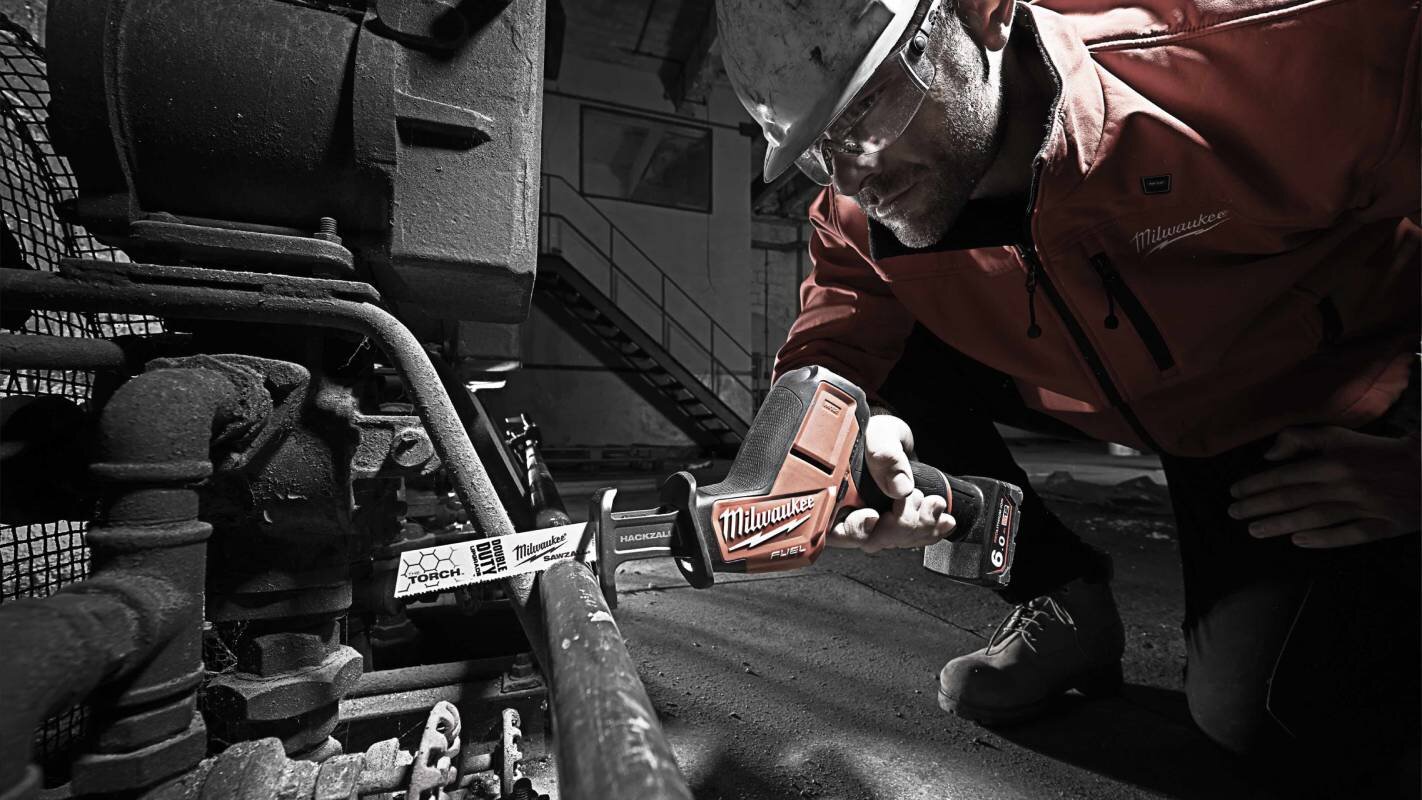 Пила сабельная аккумуляторная MILWAUKEE M12 FUEL CHZ-202C (4933447738)