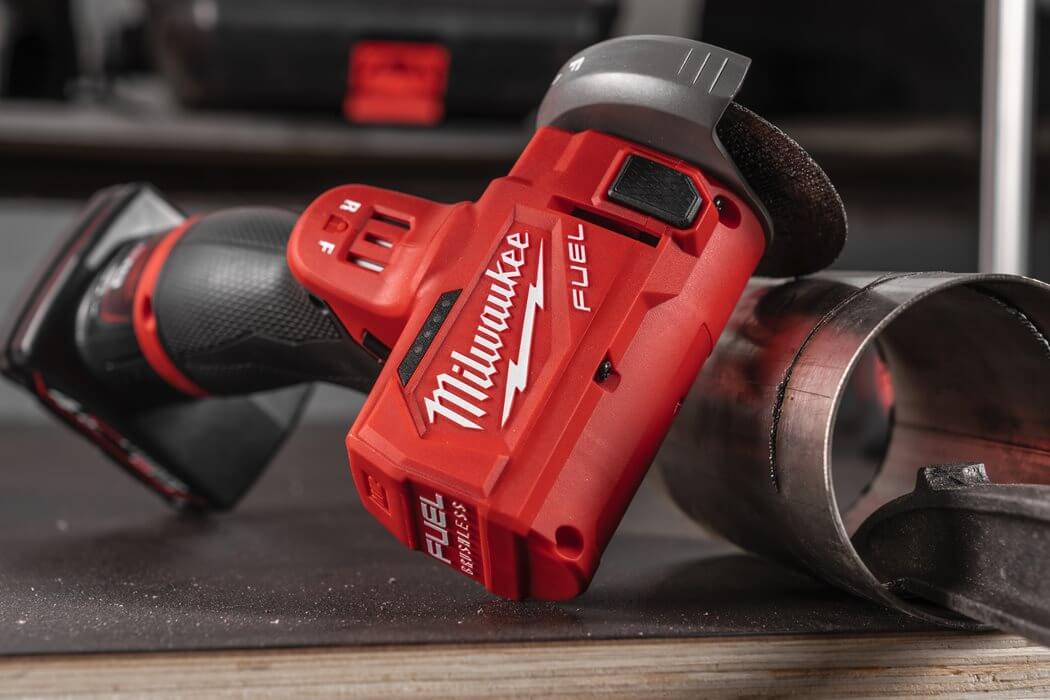 Шлифмашина угловая аккумуляторная MILWAUKEE M12 FUEL FCOT-422X (4933464619)