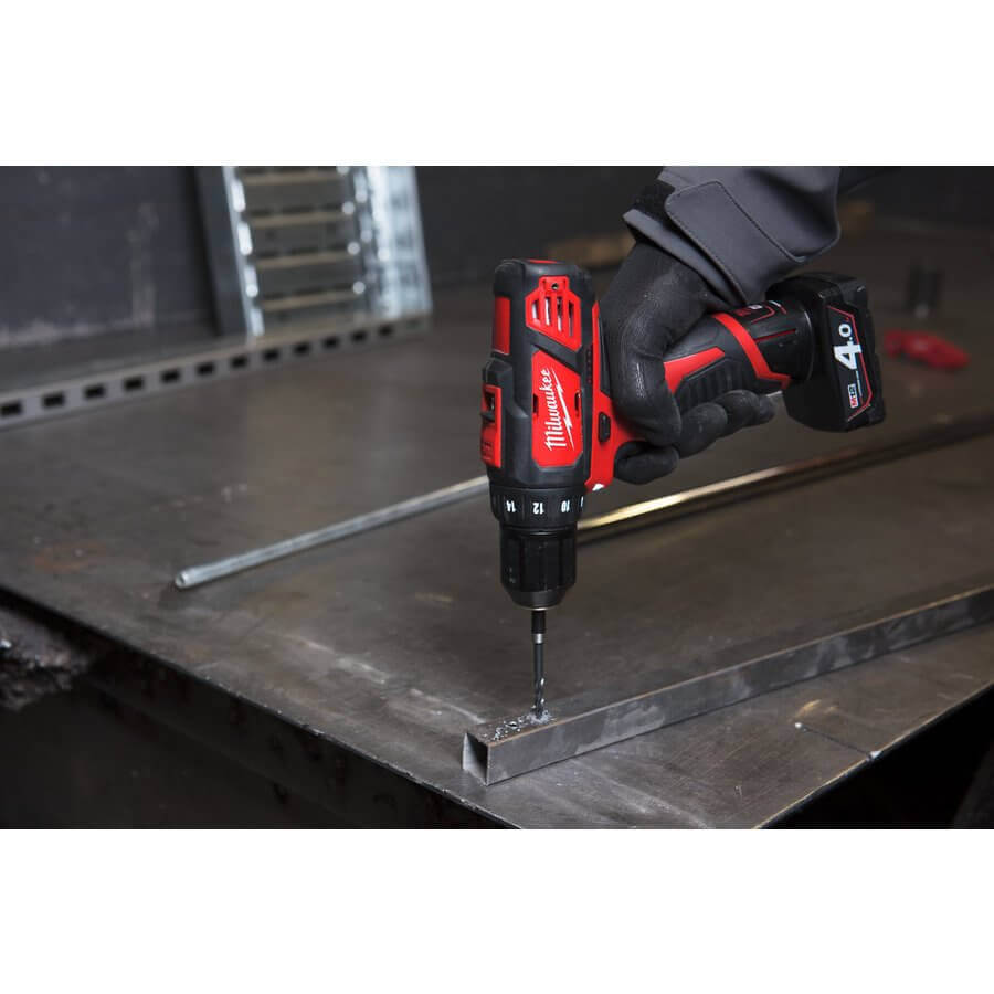 Дрель-шуруповерт Milwaukee M12 BDD-402C (4933441925) [12В, 2x4,0 Ач, кейс]