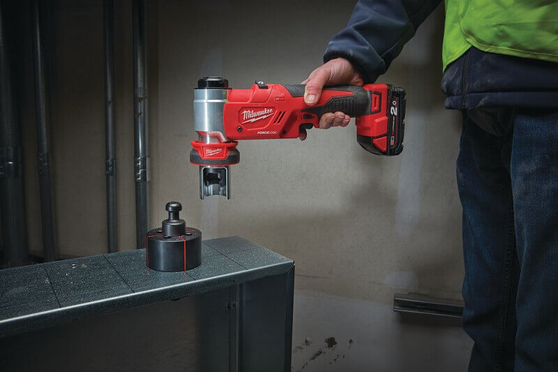 Пробойник гидравлический аккумуляторный MILWAUKEE M18 HKP-201CA (493345120)