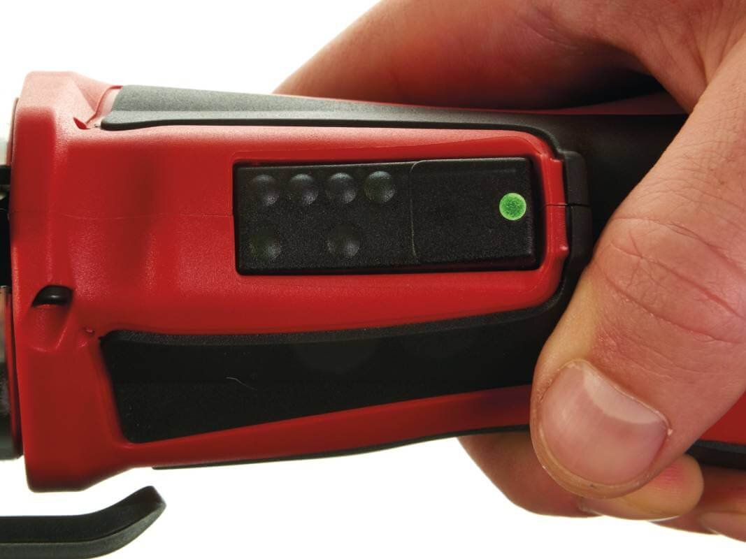 Инструмент для обжима труб гидравлический аккумуляторный MILWAUKEE M12 HPT-202C U-KIT (4933443110)